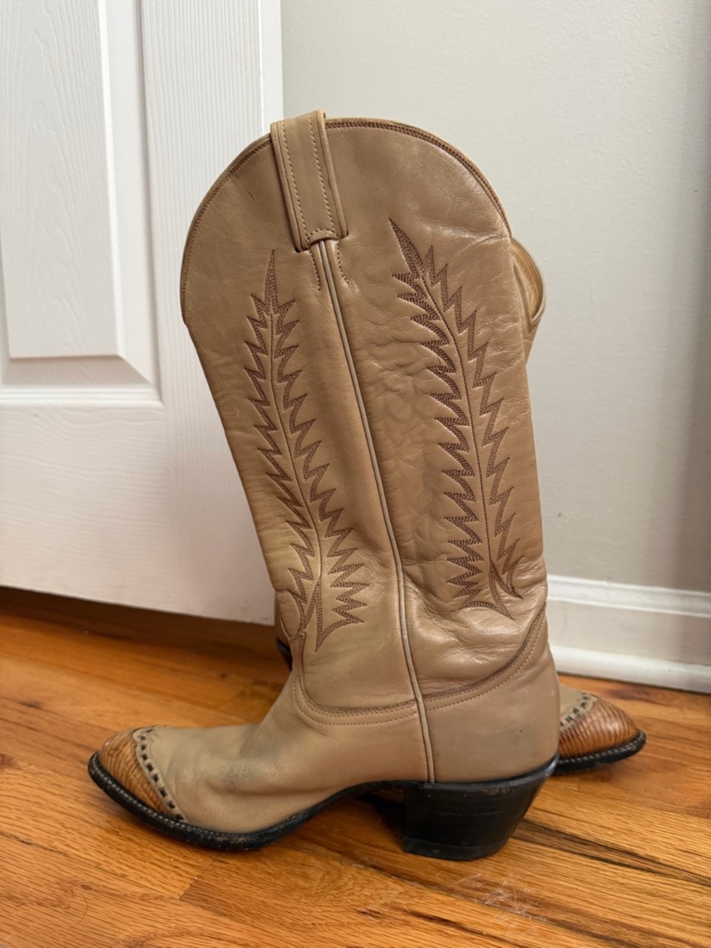 Vintage Women’s Tony Lama Beige Cowboy Boots | $200 originally - Picture 4 of 9